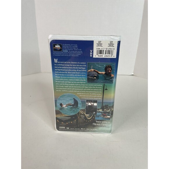 New Flipper Movie  VHS Clamshell, Vintage, Sealed, Dolphin, MCA Universal - Picture 3 of 4